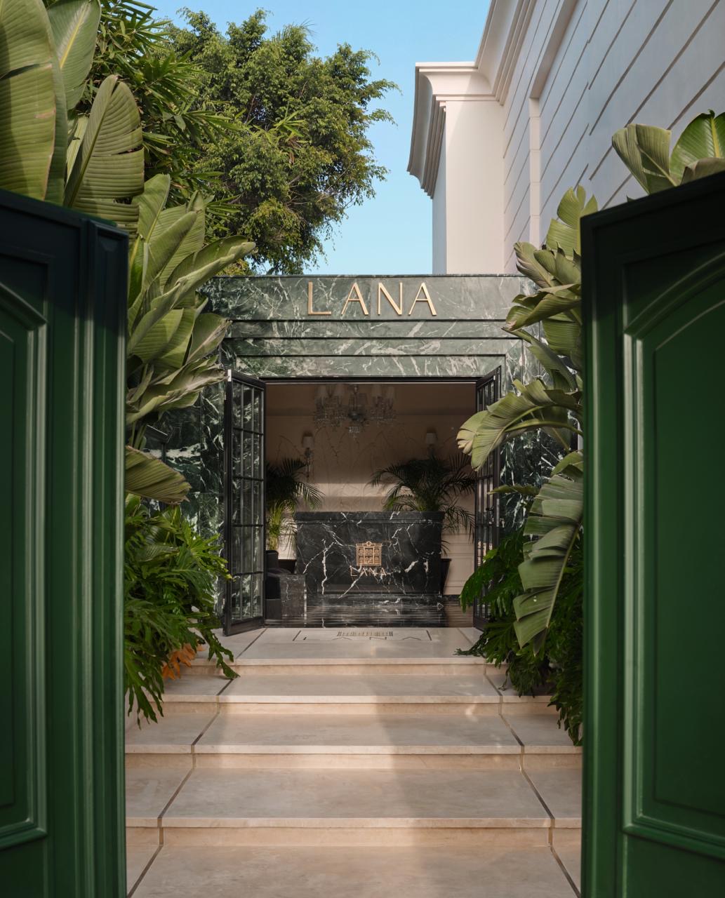 L'entrée de Lana, portes vertes et marches de marbre