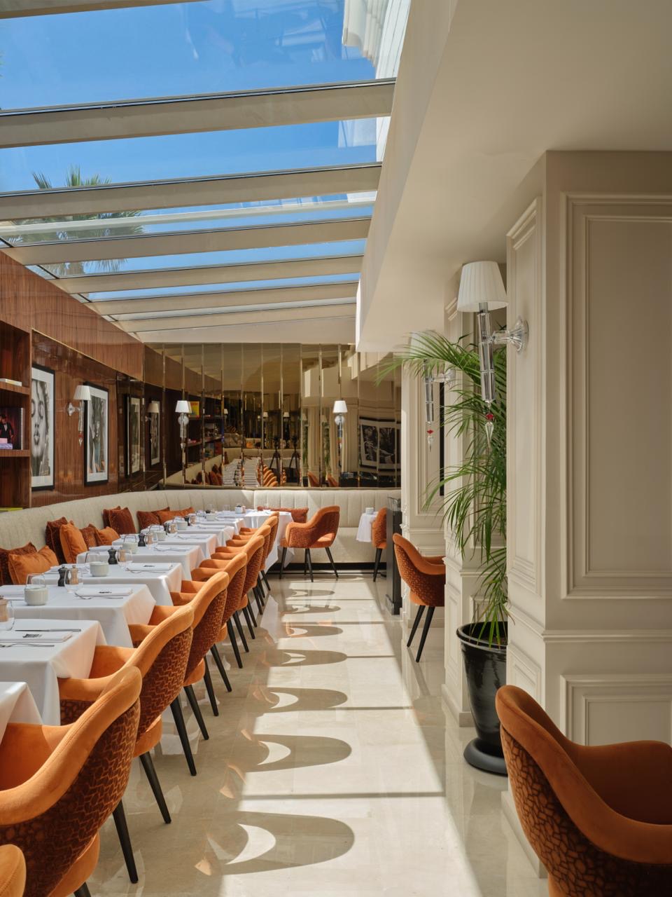 La galerie de la brasserie, tables en enfilade sous la verrière